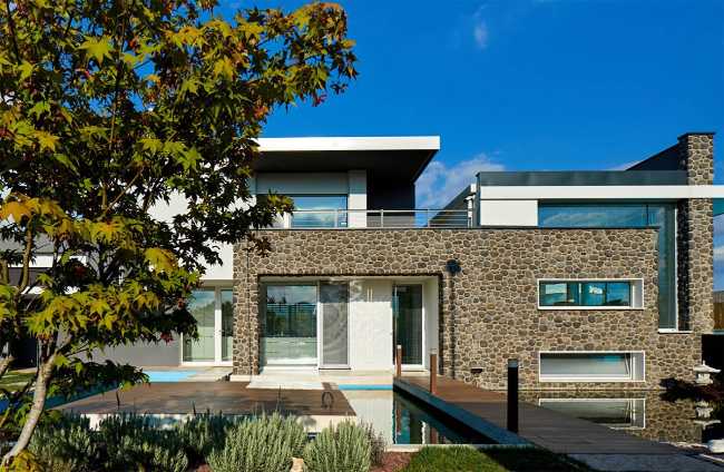 Contrast between full and empty for a villa in Udine